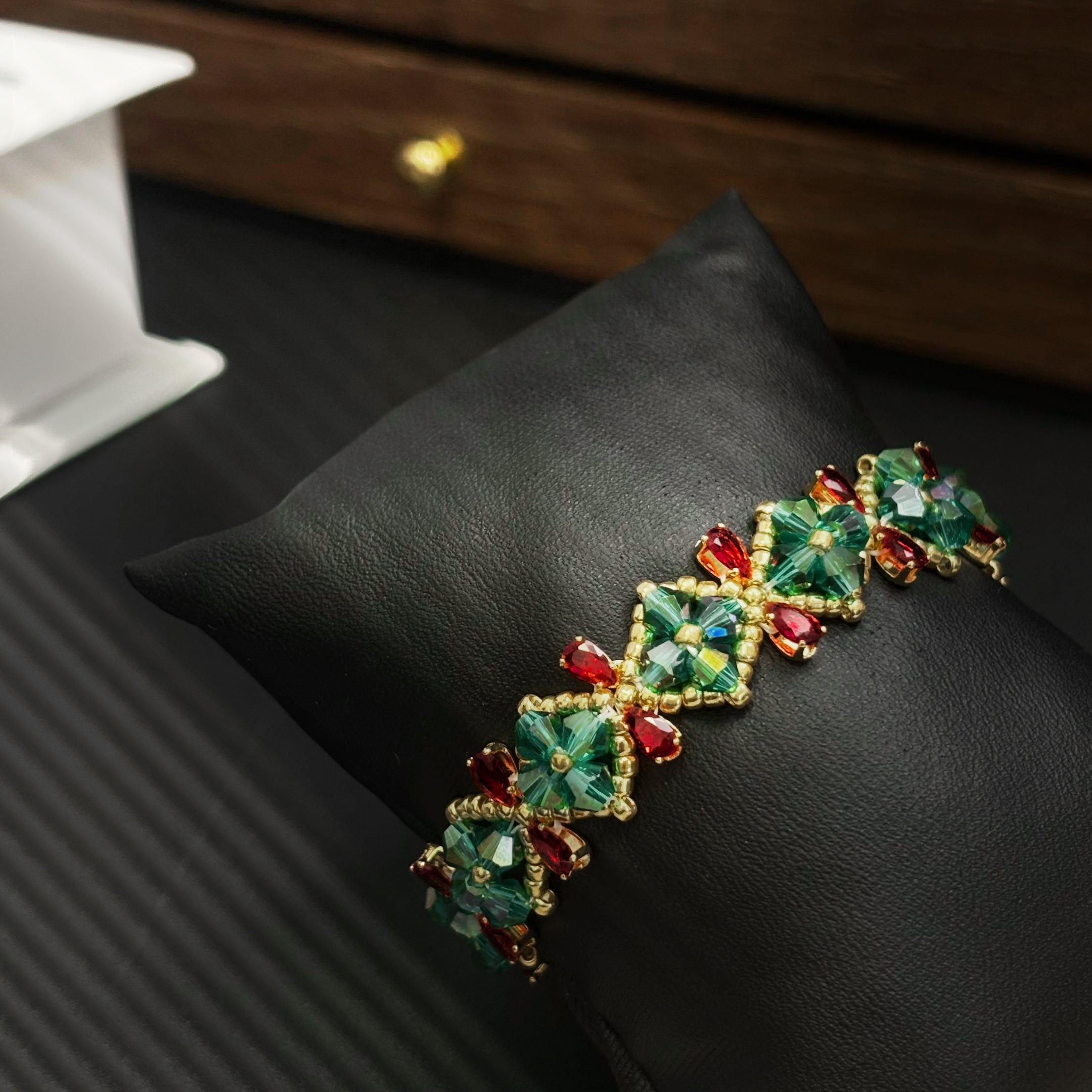 (N8）Christmas Clover  Czech Glass Bracelet Handmade